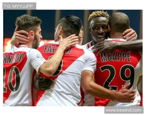 莱万回归诺坎普引发拜仁球迷愤怒指责其忘恩负义情绪高涨